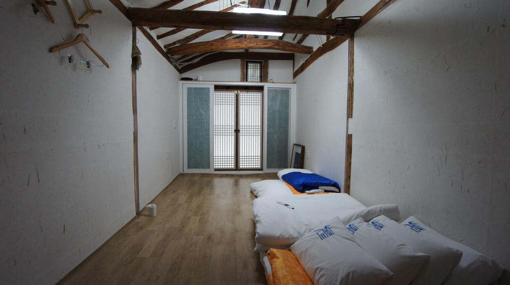 1928 Suimmaru Hanok Guesthouse Jeonju Oda fotoğraf